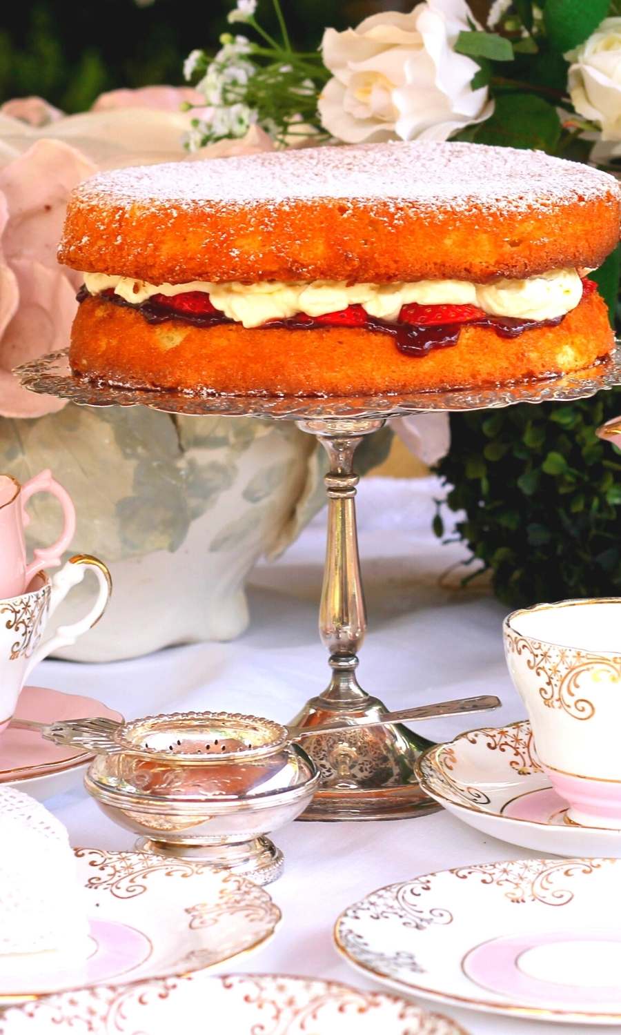 Guide to the best themed afternoon tea in london. From Disney themed afternoon teas to quirky, funky and unique on buses, yachts and themed rooms. Alice in Wonderland themed afternoon tea, Harry Potter theme, NYC, English tea, Indian themed and more! #London #foodie #gastronomy 