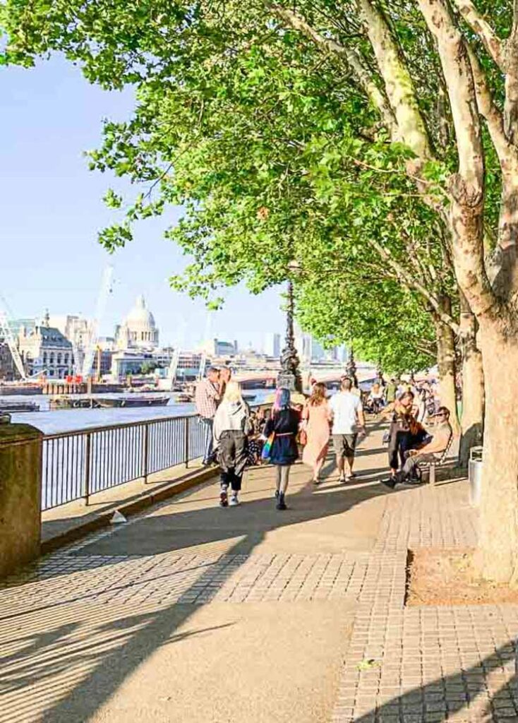 Discover the top things to do in London on a Sunday with our comprehensive guide. From taking a stroll along the South Bank to visiting iconic landmarks like Buckingham Palace and the Tower of London, we've got all the best activities and events covered. Whether you're looking to explore the city's culture, history, or simply relax in its green spaces, our expert recommendations will help you make the most of your Sunday in London.