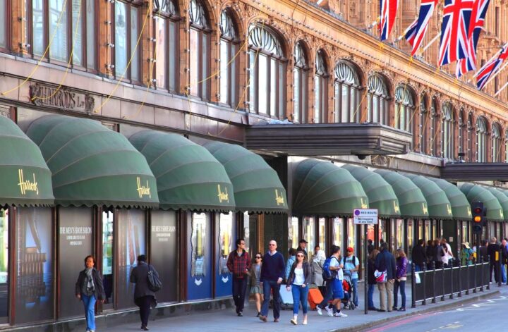 Explore the best attractions and activities near Harrods with our guide. From historical landmarks to luxury shopping, our post has everything you need for a memorable day out in London. #harrods #shoppinginLondon #bromptonroad | Things To Do Near Harrods | Things To Do In Knightsbridge | Things To Do In London | Places To Visit Near Harrods Department Store | #sloanestreet