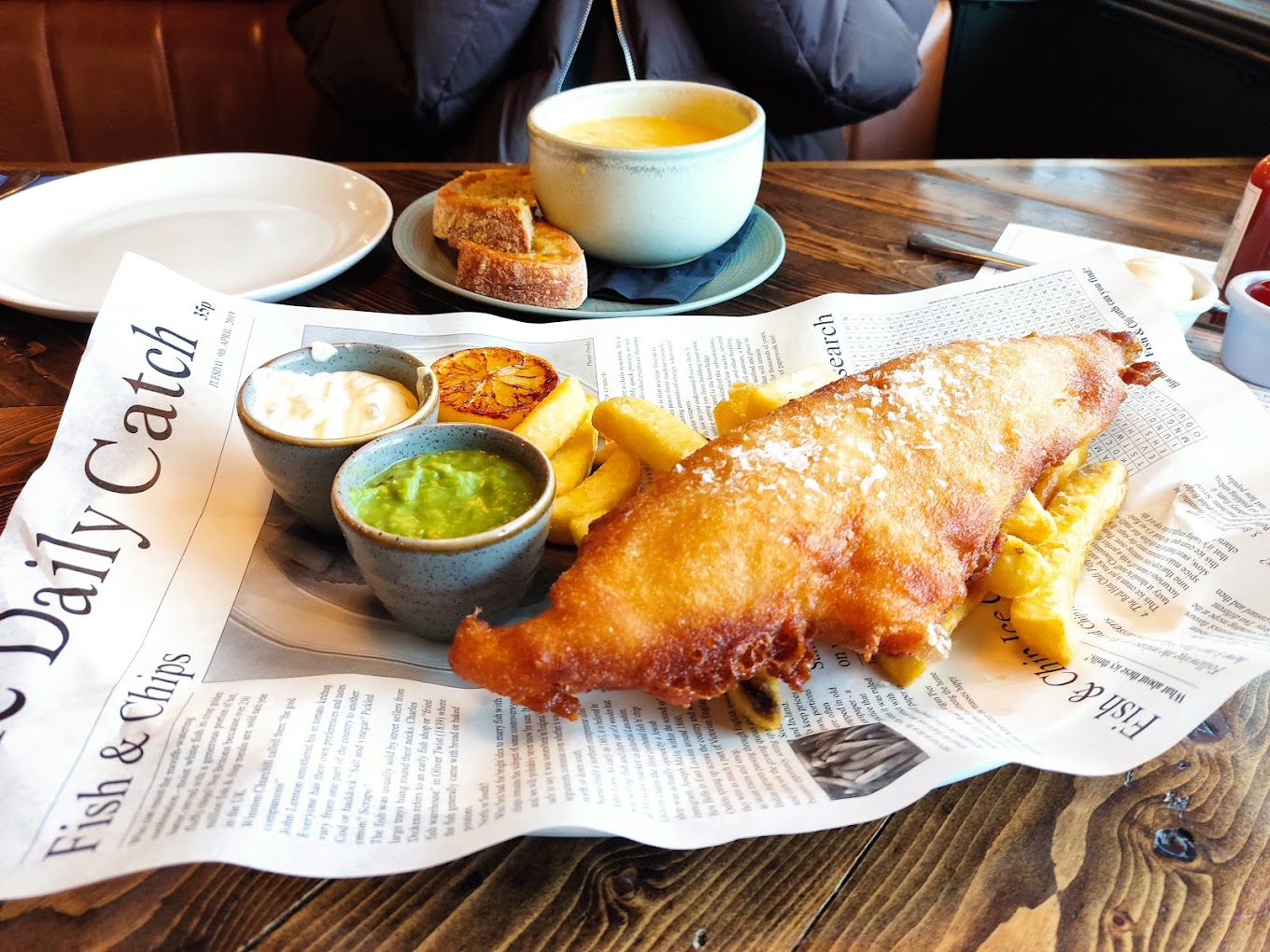 Whether you're after a cozy spot for a winter drink or a sunny beer garden for summer days, our guide to the best pubs in Fulham has got you covered. Explore the local pub scene and find your new favorite spot to unwind with friends or enjoy a delicious meal. #Fulham #londonpubs Things To Do In London | Things To Do In Fulham | Best Pubs In Fulham | Best Pubs In London | Best Pub Food | Sunday Roast | Places To Eat In London #londonnightlife | Things To Do At Night