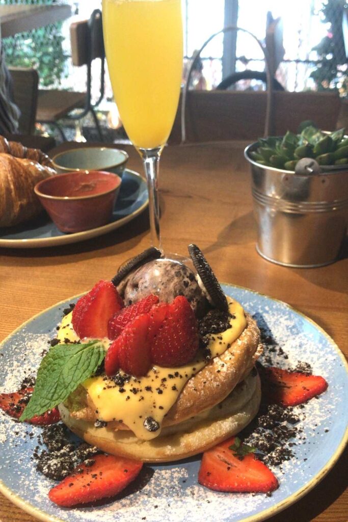 Guide to the best bottomless brunch in Chelsea. Whether you want English, Mexico, Japan, America or European menu inspired brunch, we have it all cover in our list of Chelsea bottomless brunches. bottomless brunch in chelsea | bottomless brunch chelsea | chelsea funhouse bottomless brunch | jolie chelsea bottomless brunch | bluebird chelsea bottomless brunch | the goat chelsea bottomless brunch | bottomless brunch sloane square | megans chelsea bottomless brunch | bottomless brunch london | best bottomless brunch london