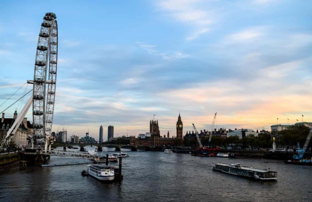 A local's guide to romantic things to do in London for couples - whether you are looking for cool couple activities in london or cheap romantic things to do in London. Click to read 25 ideas for romantic places in london for dates. From stolls on the Southbank, Electric Cinema, romantic dinner, Thames cruises, music session or dance lessons. Plenty of amazing London experiences for couples that you will love! #couples #travel #funtimes #adventure #markets #restaurants #movies #theatre #spa