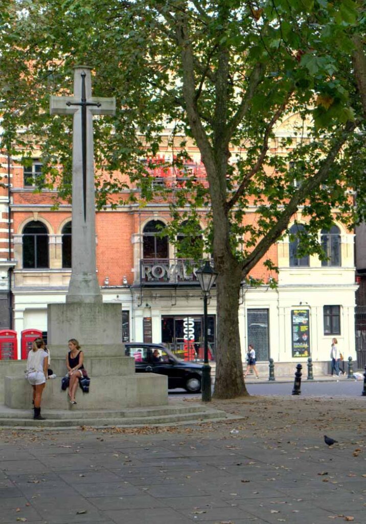 Guide to things to do in Sloane Square, from shopping, cafes, pubs and restaurants as well as sights not to miss when visiting the area.