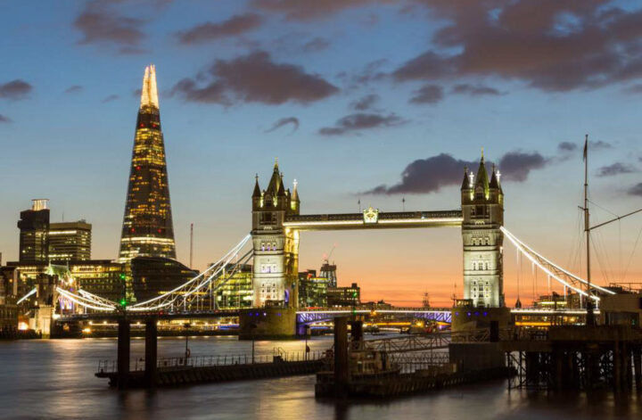 A Londoner's guide to the most romantic and beautiful places to propose in London. From quiet hidden gems to stunning and private balconies with views of London.