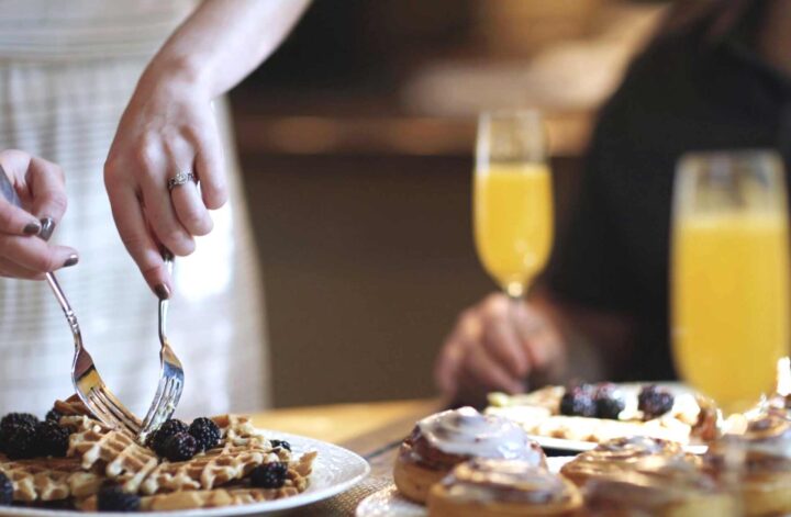Looking for the best breakfast in Hackney or better yet, a bottomless brunch in Hackney! We have you covered. Check out our guide to boozy brunch in London’s Hackney. Unlimited cocktails, prosecco or beer to wash down the finest breakfast. fun bottomless brunch london | champagne bottomless brunch londo | East London brunch