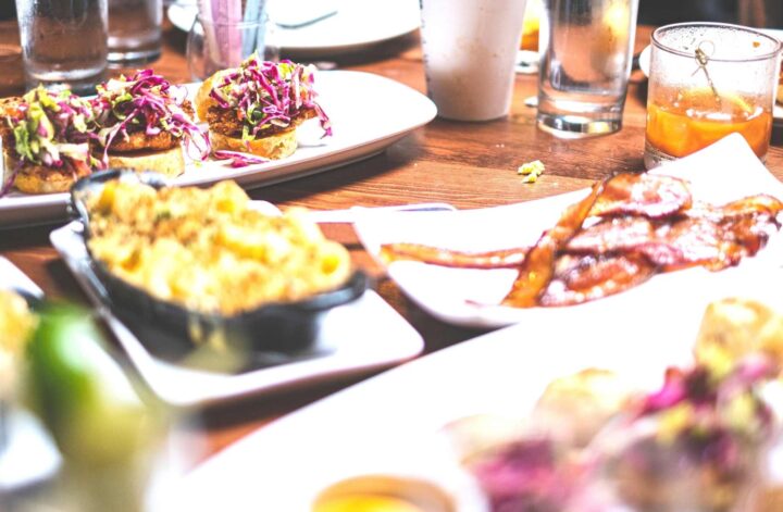 Guide to the best bottomless brunch in Mayfair. Tips on the London boozy brunch spots in central London. fun bottomless brunch london | champagne bottomless brunch london | posh bottomless brunch london | luxury bottomless brunch london | bottomless brunches in london | outdoor bottomless brunch london