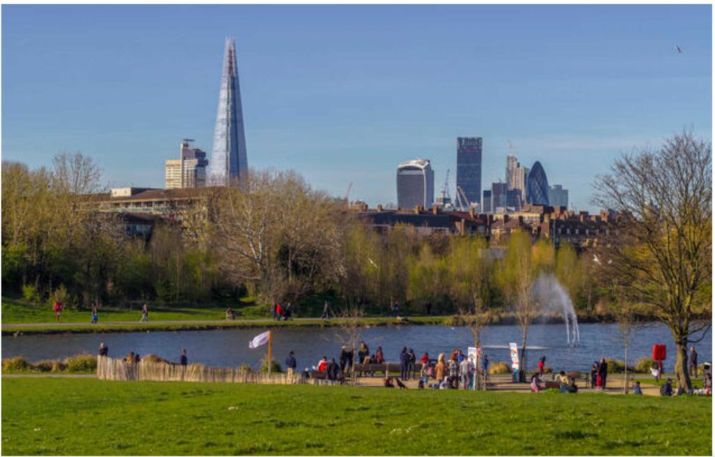 Guide to the most beautiful parks in London that you need to visit. Visit some of the largest, most famous and prettiest of London parks with picnic spots, lidos, sports facilities and more. pretty parks in london | parks and gardens london | london's best parks | best parks to visit in london | parks in central london | london largest park