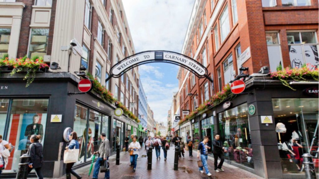 Guide to London shopping street. The 8 famous shopping streets in London you simply cannot miss when visiting. | best places to shop in london| high street london shopping | street shopping in london | shopping in london | shopping district in london | famous shopping streets in london | top shops london | best clothes shopping in london | central london shopping | best shopping in london for clothes
