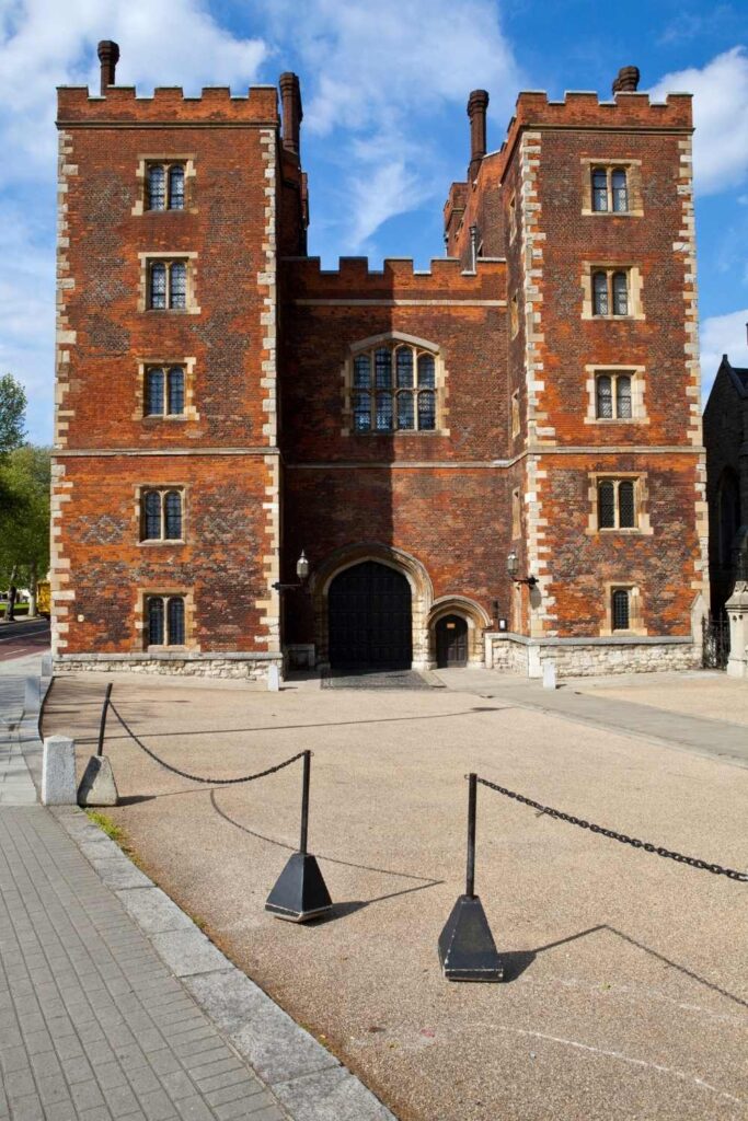 Guide to the best royal palaces in London that need to be on your must see list in the capital. From Buckingham Palace, Kensington Palace, Eltham Palace and may more must see palaces in London. buckingham palace london | hampton court palace ice rink | kensington palace london | whitehall palace london | london queen palace | westminster palace london | london to hampton court | change of guards london | queen palace in london