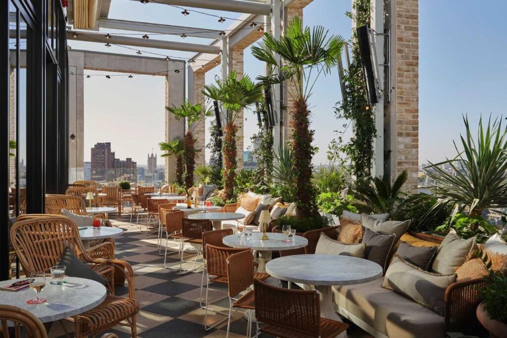 Guide to the best London hotels with rooftop bars and restaurants. Whether you are a Londoner and visiting the city, London has one of the most amazing skylines. So what better way to enjoy afternoon or evening cocktails with friends or colleagues after work than having the most perfect skyline to acompany sips of delicious cocktails? hotels with rooftop london | doubletree hilton rooftop bar london | melia rooftop bar london | trafalgar square st james rooftop | shoreditch hotel rooftop bar