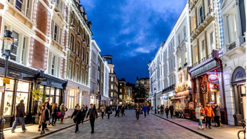 Whether you are looking for fun things to do in Covent Garden at night, a guy's night out, or looking for fun and girly things to do in Covent Garden, the area is packed with options for everyone. There are pubs, nightclubs, restaurants, and cocktail bars all open late. Best Night Clubs In Covent Garden | What To Do In Covent Garden At Night | Things To Do In Covent Garden Evenings | Best Pubs In Covent Garden | Best Bars In Covent Garden | Best Cocktail Bars In Covent Garden