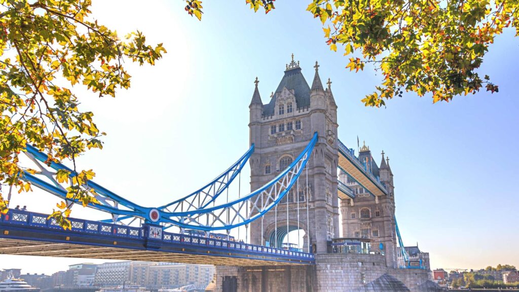 Did you know that London has over 30 bridges? Sit back as I take you exploring 20 of the most famous bridges in London. From Westminster Bridge to Tower Bridge, London Bridge, Millennium Bridge and many more. | the london bridge experience | waterloo bridge london | tower bridge londres | westminster bridge london | london bridge and tower bridge | vauxhall bridge london