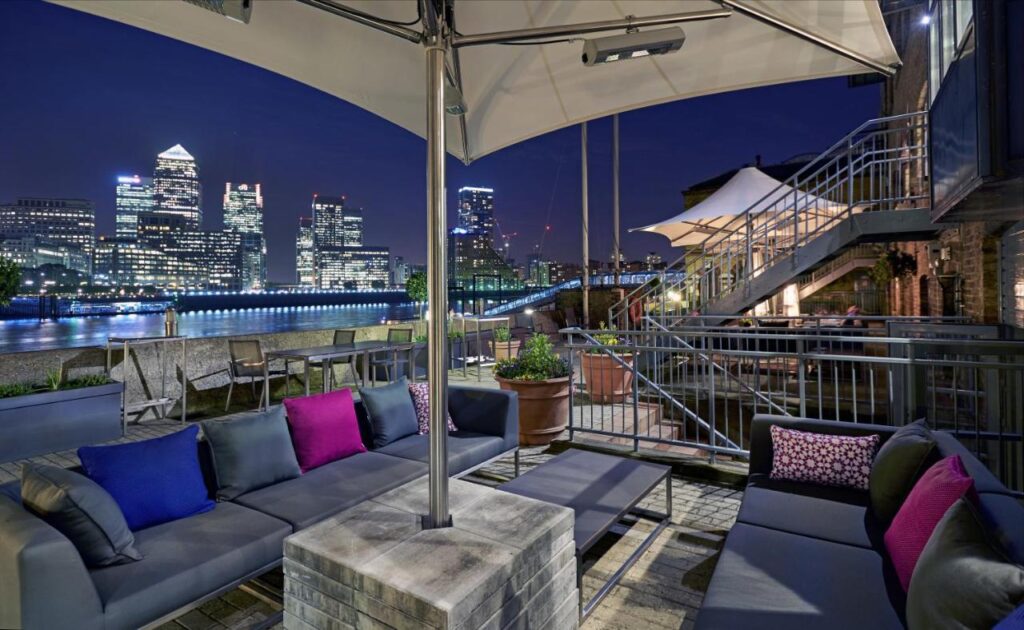 Guide to the best London hotels with rooftop bars and restaurants. Whether you are a Londoner and visiting the city, London has one of the most amazing skylines. So what better way to enjoy afternoon or evening cocktails with friends or colleagues after work than having the most perfect skyline to acompany sips of delicious cocktails? hotels with rooftop london | doubletree hilton rooftop bar london | melia rooftop bar london | trafalgar square st james rooftop | shoreditch hotel rooftop bar