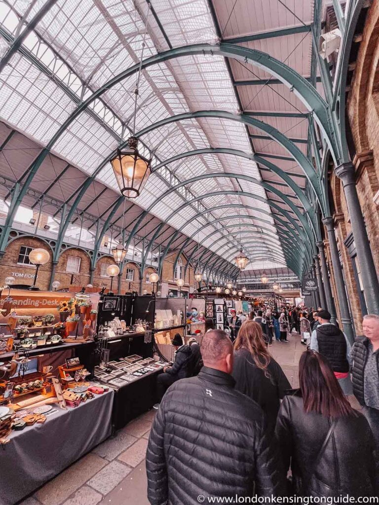 Perfect guide to visiting Covent Garden Market. Everything you need to know. From how to get there, things to do in Covent Garden, where to eat, shop, hang out and what to buy. Covent Garden Market | Apple Market Covent Garden | Covent Garden Food Market | #London Covent Garden | food hall Covent Garden | covent garden aesthetic | covent garden restaurants | covent garden photoshoot | covent garden food | covent garden london | covent garden london photography | #coventgarden london christmas