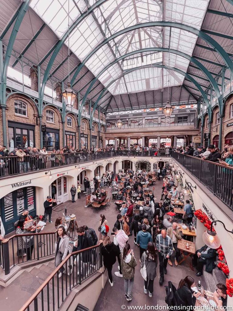 Perfect guide to visiting Covent Garden Market. Everything you need to know. From how to get there, things to do in Covent Garden, where to eat, shop, hang out and what to buy. Covent Garden Market | Apple Market Covent Garden | Covent Garden Food Market | #London Covent Garden | food hall Covent Garden | covent garden aesthetic | covent garden restaurants | covent garden photoshoot | covent garden food | covent garden london | covent garden london photography | #coventgarden london christmas