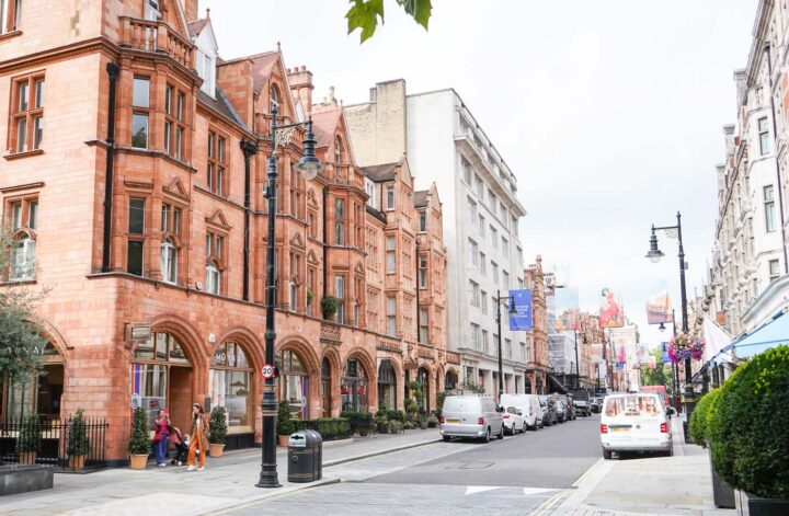 Guide to Mayfair in London. Everything you need to know about one of London’s most affluent areas. From shopping to living in Mayfair, its safety, how to get there, history and more.