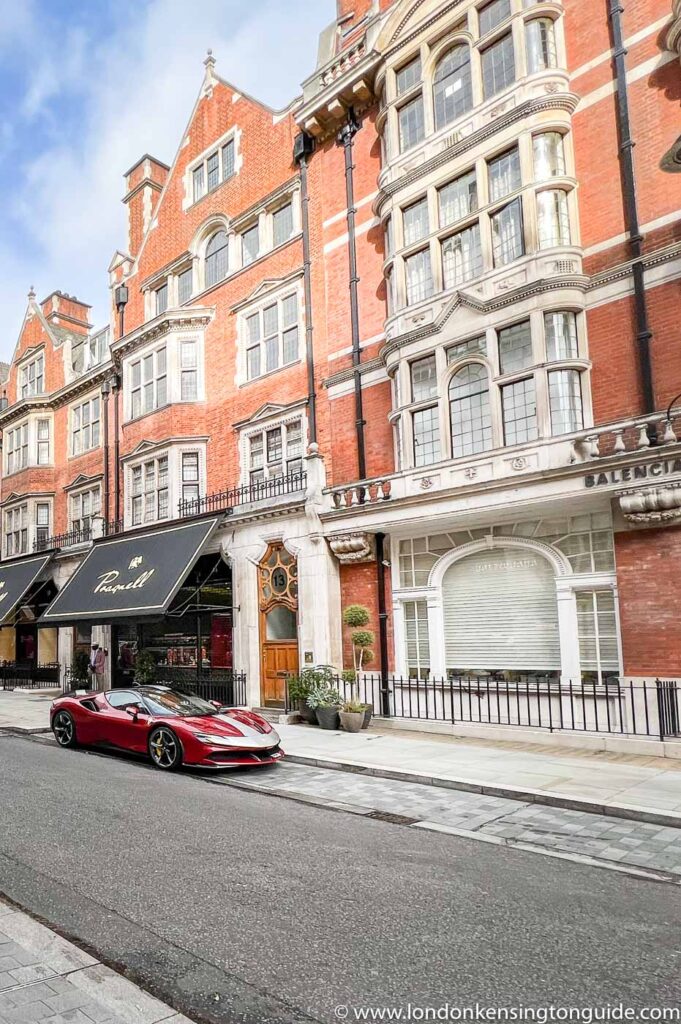 Guide to shopping in Mayfair. From London’s famous Oxford Street, Savile Row, New Bond Street. Including high street, couture and bespoke fashion. Everything you need to know about shopping in exclusive stores and boutiques in London’s Mayfair. Mount Street