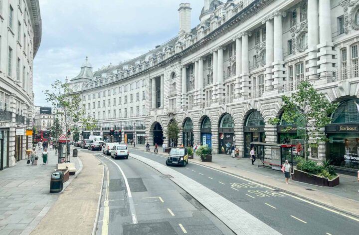 Why visiting Regent Street is a must when planning a trip to London. A historical street with plenty of stores, cafes, restaurants and bars worth visiting.
