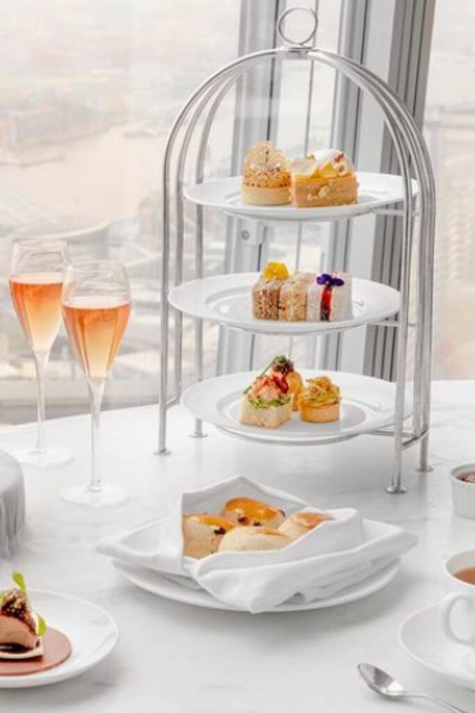 Just around the corner from London Bridge Station is an amazing variety of afternoon tea in London Bridge. Many with a view. From Ting, Aqua and Gong at the Shard to The Ivy, Robot London and more. Click to read for more on the London afternoon tea guide. afternoon tea near london bridge | afternoon tea near tower bridge | london bridge tea | afternoon tea london bridge area | afternoon tea at london bridge hotel | afternoon tea london tower bridge | afternoon tea the ivy tower bridge