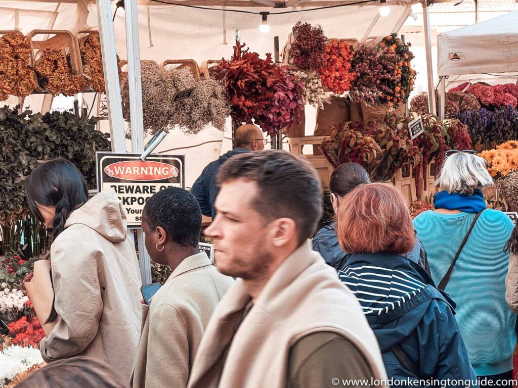 Among the coolest things to do in London. The perfect way to finish the weekend by make a stop at Columbia Road Flower Market London. One of London's oldest and most amazing flower markets, Columbia Road overflows with buckets full of beautiful flowers every Sunday. Its open on Sundays only #London #shoreditch #eastlondon #londontown #visitlondon #columbiaroadflowermarket #columbiaroad #hackney 