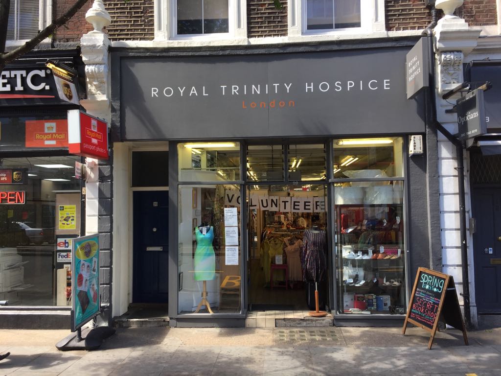 A thrifter’s guide to the best charity shops in Notting Hill. Get everything from books, accessories, clothes for men, women and children as well as toys. notting hill charity shops | portobello road charity shops | best charity shops notting hill | charity shops notting hill gate | charity shops notting hill | notting hill shops | 