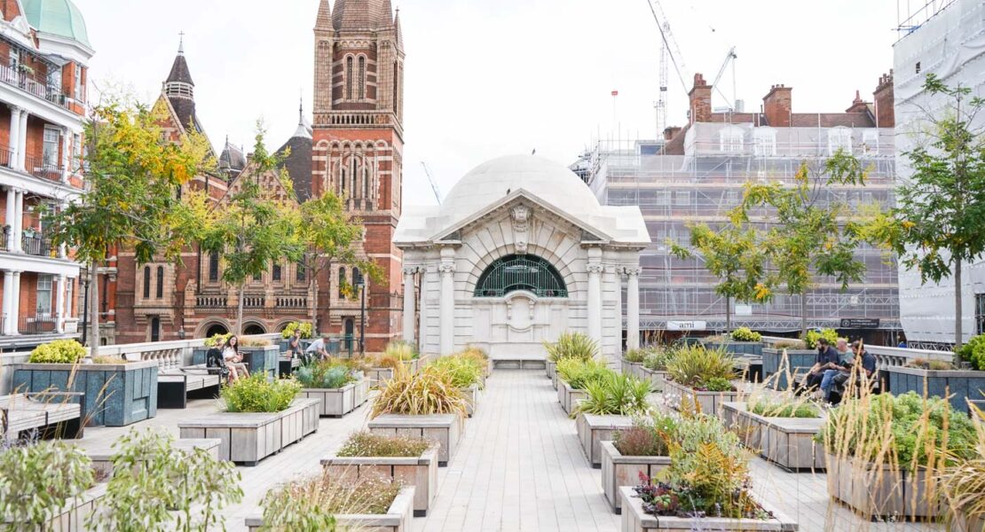 Brown Hard Garden is an elevated terraced garden is located in Mayfair, directly south of Oxford Street in London, giving a complete ambiance and quietness from the hustle and bustle of nearby high streets.