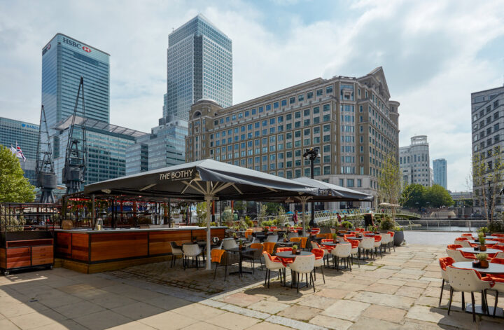 Canary Wharf, is known for its modern skyscrapers and numerous bars and restaurants so you are guaranteed bars and restaurants with not only stunning views but sophisticated and delicious cocktails and food. Below is a guide to the best bars in Canary Wharf.