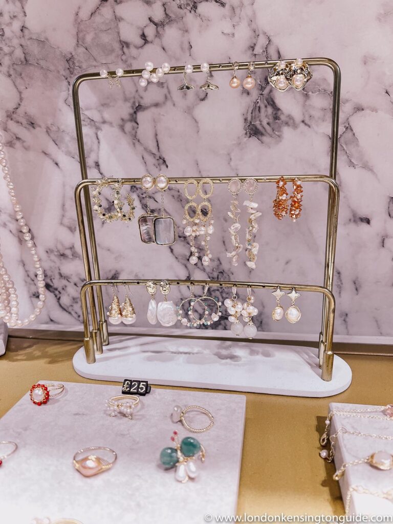 Guide to the best jewellery shops on Oxford Street. Whether looking for budget or fine jewellery, you can find everything from Gucci, Cartier, Swarovski, Accessorize and E&E.