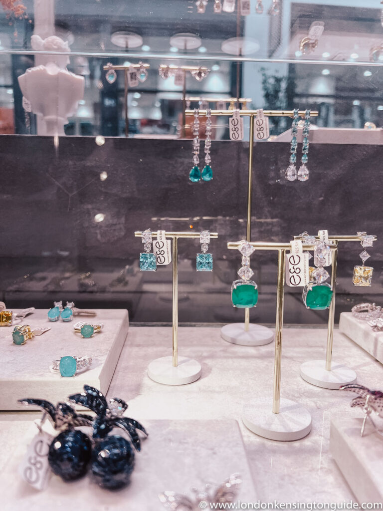 Guide to the best jewellery shops on Oxford Street. Whether looking for budget or fine jewellery, you can find everything from Gucci, Cartier, Swarovski, Accessorize and E&E.