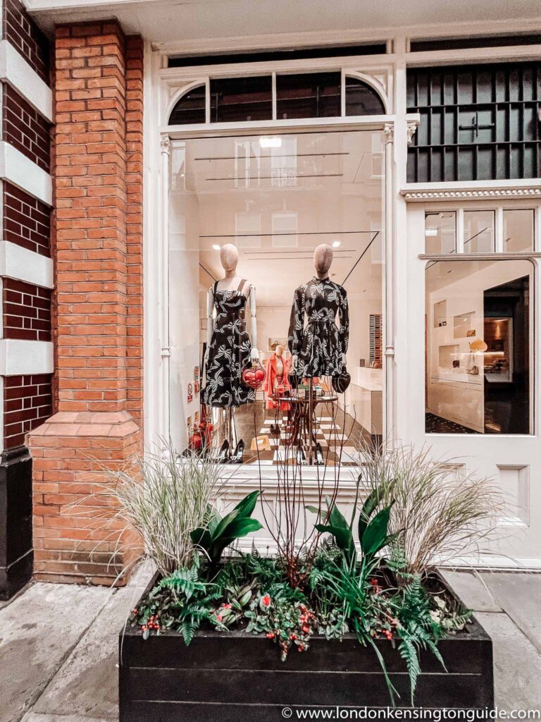 When exploring Chelsea's Sloane Square, one cannot miss out on checking out Pavillion Road. Filled with cute boutiques, cafes and restaurants its to good to miss.