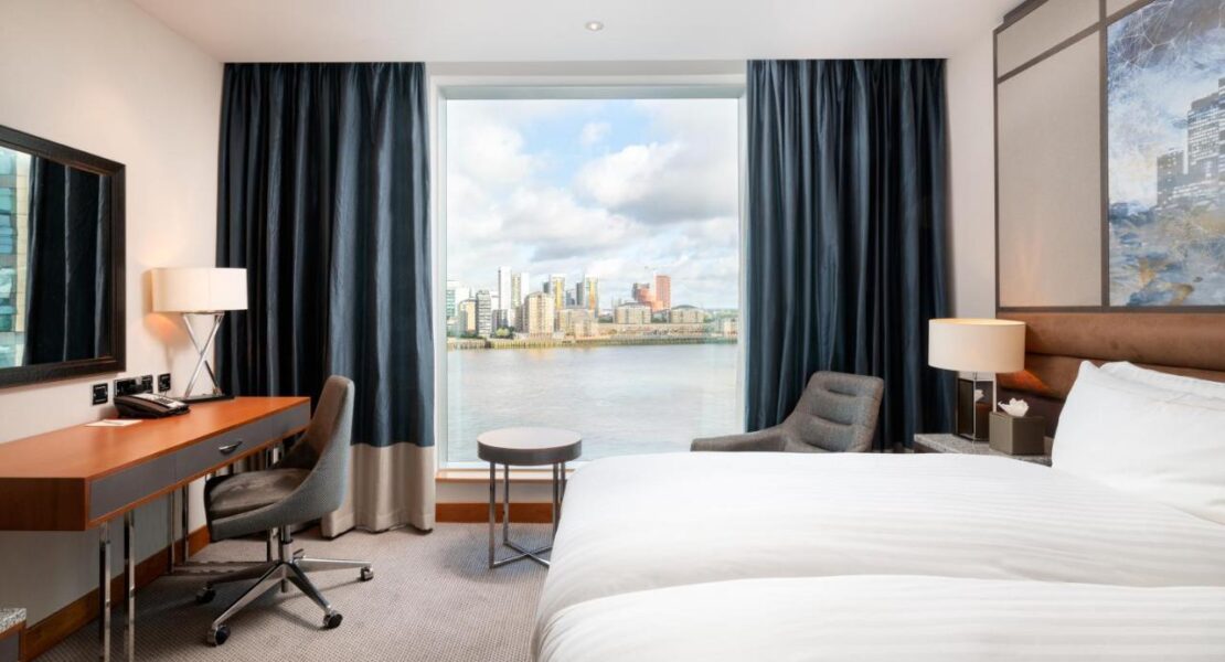 Guide to the most stunning waterside hotels in Canary Wharf. Beautifully decorated, business and leisure amenities and amazing view of the River Thame
