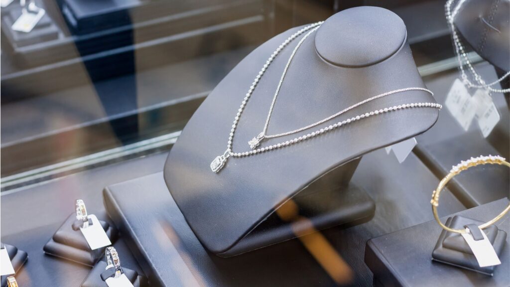 Guide to the best Notting Hill jewellery shops worth checking out. Independent brands to global brands with silver, gold, set with semi and precious stones.