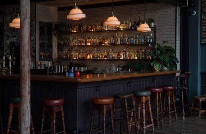 Looking for a great night out in Bethnal Green? Check out our list of the best pubs in the area, featuring everything from traditional pubs to trendy gastropubs. Enjoy delicious food, refreshing drinks, and a welcoming atmosphere. Whether you're a local or a visitor, these pubs are sure to provide an unforgettable experience. #londonfoodie #londontravelguide #londonpubguide | Best Pubs In London | London Pubs | #hackney #shoreditch #bethnalgreen | Best Pubs In Bethnal Green East London