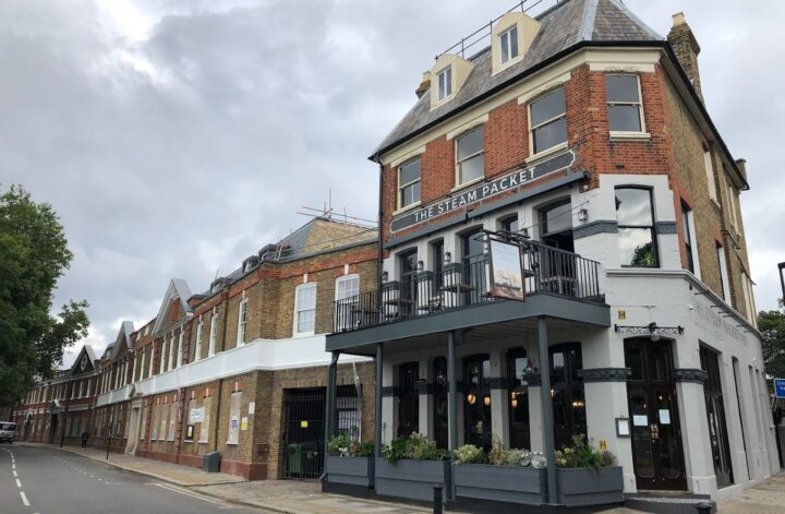 Looking for a great night out in Chiswick? Check out our list of the best pubs in the area, featuring delicious food, a great atmosphere, and plenty of drinks to choose from. Whether you're a local or just passing through, these pubs are sure to impress. #Londonpubs #chiswick Things To Do In Chiswick | Best Pubs In London | Best Pubs In Chiswich | London Pubs | Things To Do In London | Best Sunday Roast | Best Pub Lunch In London | Best Pub Food | #foodie London Food Guide