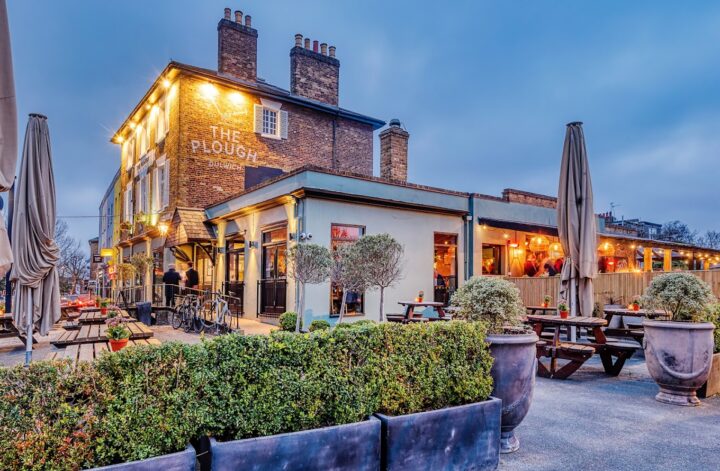 Looking for the best pubs in Dulwich? Look no further! Our guide has everything you need to know, from cozy traditional pubs to stylish gastropubs. Discover the perfect spot for a pint, delicious food, and a great atmosphere. Don't miss out on the top pubs in this charming South London neighborhood! #dulwich #londonpubs #nightlife #bars | Best Pubs In London | Best Pubs In Dulwich #eastdulwich | Things To Do In London | Best Bars In London | Drinks In London | Pub Aesthetic |