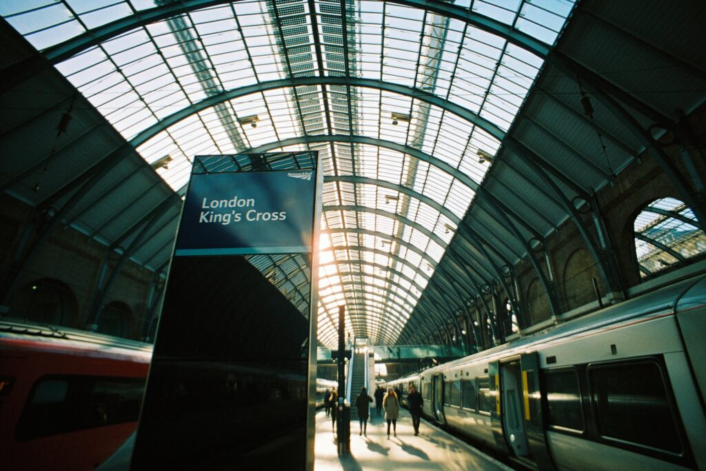 Discover the top things to do in Kings Cross, a vibrant neighbourhood in the heart of London. From the iconic St. Pancras Station and bustling Granary Square to the colorful street art and hidden gems of Coal Drops Yard, this post highlights the best attractions and activities in the area. Whether you're looking for a night out on the town or a cultural adventure, Kings Cross has something for everyone. #kingscross #london #travelguide #londonitienrary | Things To Do In London #londonplaces 