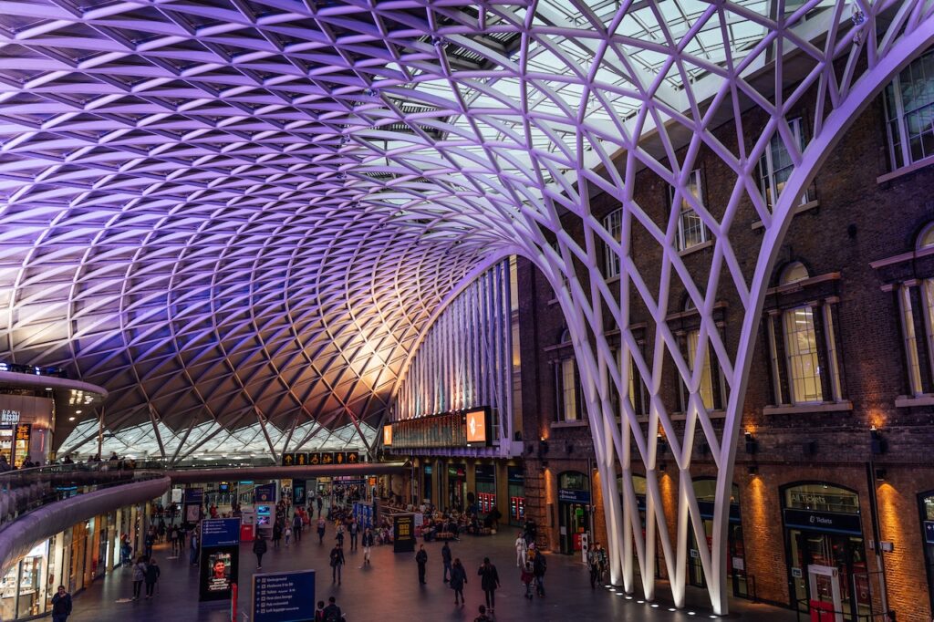 Discover the top things to do in Kings Cross, a vibrant neighbourhood in the heart of London. From the iconic St. Pancras Station and bustling Granary Square to the colorful street art and hidden gems of Coal Drops Yard, this post highlights the best attractions and activities in the area. Whether you're looking for a night out on the town or a cultural adventure, Kings Cross has something for everyone. #kingscross #london #travelguide #londonitienrary | Things To Do In London #londonplaces 