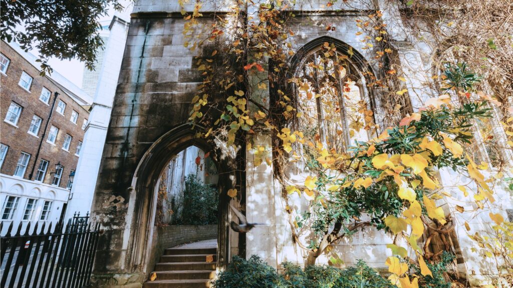 Discover the peaceful and historic ruins of St Dunstan-in-the-East, located in the heart of London. Explore the fascinating history, stunning architecture, and tranquil gardens of this hidden gem. Read our guide to visiting St Dunstan-in-the-East today.