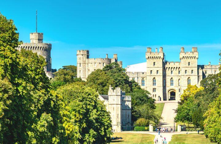 Guide to the best castles near London. A look at 21 castles within a 1-3 hour train or drive from London. From Windsor to Highclere Castle and Blenheim Palace. The best castles that are only a day trip from London. #travel #british #castles #england #uk #london London Castles | England Castles | UK Castles