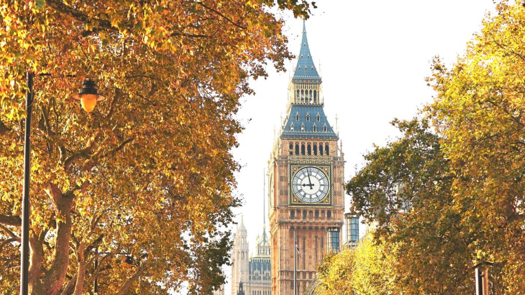 Experience the magic of London in November with our ultimate guide to the top things to do in the city during this enchanting autumn month. From fireworks displays to Christmas markets, uncover the best attractions and events that make November a captivating time to explore London. London November Packing List | What To Wear In London In November | Things To Do In London In November | London Packing List | NovemberIn London | Places To Visit In London | London Itinerary | London Travel Guide