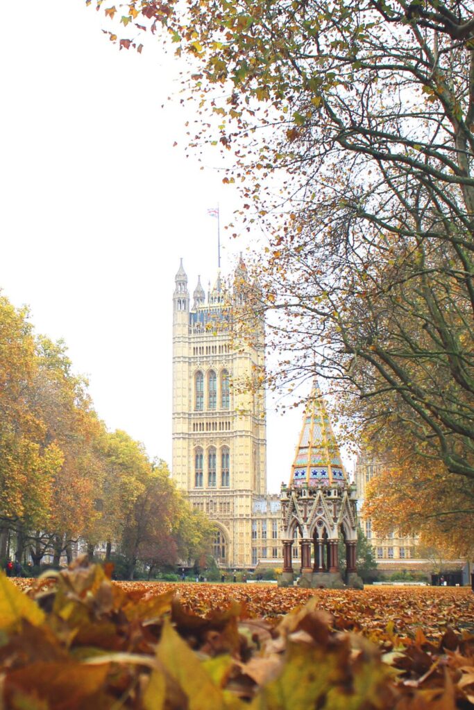 Experience the magic of London in November with our ultimate guide to the top things to do in the city during this enchanting autumn month. From fireworks displays to Christmas markets, uncover the best attractions and events that make November a captivating time to explore London. London November Packing List | What To Wear In London In November | Things To Do In London In November | London Packing List | NovemberIn London | Places To Visit In London | London Itinerary | London Travel Guide