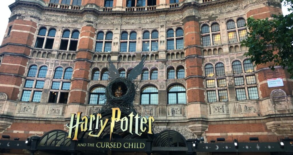 Uncover the enchanting world of Harry Potter with the best London tours. Explore film locations, visit iconic landmarks, and relive the magic of J.K. Rowling's wizarding world in the heart of London.