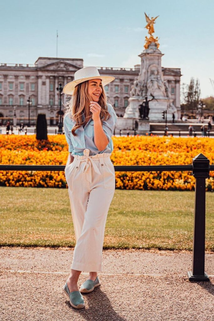 Discover the perfect spring outfits for exploring London, from brunch to bar hopping. Get insider tips on London's fashion scene and pack like a pro with our comprehensive outfit ideas and packing list. Embrace London's eclectic style this spring! London Outfit Ideas Spring | London Outfit Spring | London Outfit Ideas | Outfit Ideas | Summer Outfit | Spring Outfit | Fashion Outfit | Outfit Inspo | Casual Outfit | Concert Outfit | Classy Outfit | Outfit Inspiration | Cold Weather Outfit | Elegant Outfit | Casual Winter Outfit | Dinner Outfit | Fashion Inspo | Date Outfit