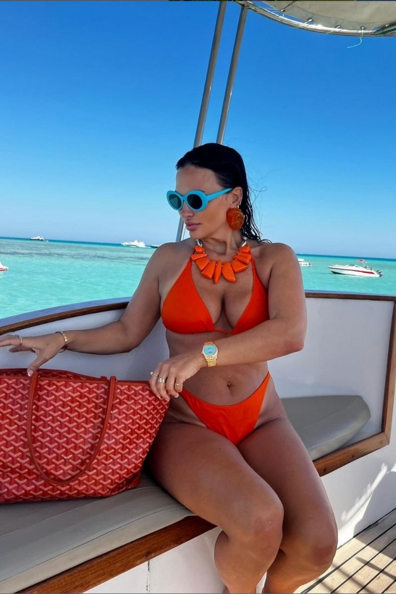 Pack the perfect beach bag with chic beach essentials for women. From sun care to beauty, cover-ups, and must-haves, discover what to bring for a stylish, stress-free day by the sea. Beach Essentials For Women, Beach Bag Essentials For Women, Beach Day Essentials For Women, Beach Bag Essentials, Beach Day Essentials, Beach Essentials Aesthetic, Beach Trip Essentials, Beach Essentials For Families, Beach Vacation Essentials, Beach Travel Essentials, Summer Beach Bag Essentials, Beach Day Essentials Packing Lists, Beach Essentials List, Beach Tote Bag Essentials Pack the perfect beach bag with chic beach essentials for women. From sun care to beauty, cover-ups, and must-haves, discover what to bring for a stylish, stress-free day by the sea.Beach Essentials For Women, Beach Bag Essentials For Women, Beach Day Essentials For Women, Beach Bag Essentials, Beach Day Essentials, Beach Essentials Aesthetic, Beach Trip Essentials, Beach Essentials For Families, Beach Vacation Essentials, Beach Travel Essentials, Summer Beach Bag Essentials, Beach Day Essentials Packing Lists, Beach Essentials List, Beach Tote Bag Essentials