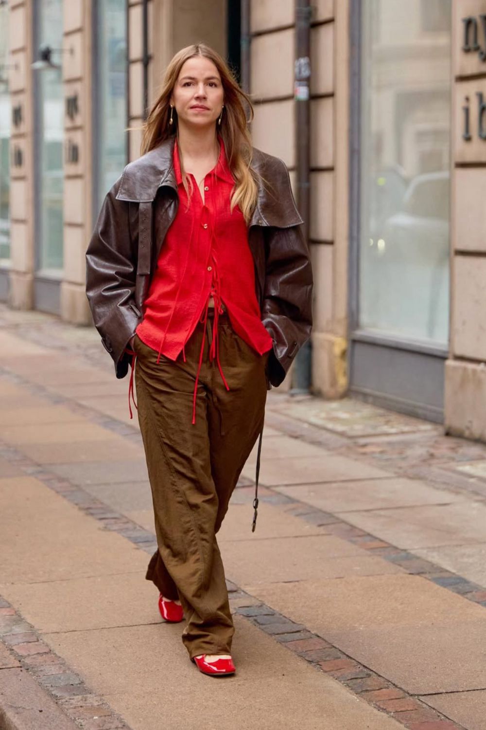 Discover 33 chic brown leather jacket outfit ideas, from cozy layered looks to sleek city styles. Perfect inspiration for effortless fall and winter fashion. Brown Leather Jacket Outfits Women, Light Brown Leather Jacket Outfit, Oversized Brown Leather Jacket Outfit, Brown Leather Jacket Outfit Aesthetic, Brown Leather Jacket Outfits, Dark Brown Leather Jacket, Dark Brown Leather Jacket Outfit, Winter, Outfits With Brown Leather Jacket, How To Style A Brown Leather Jacket Discover 33 chic brown leather jacket outfit ideas, from cozy layered looks to sleek city styles. Perfect inspiration for effortless fall and winter fashion. Brown Leather Jacket Outfits Women, Light Brown Leather Jacket Outfit, Oversized Brown Leather Jacket Outfit, Brown Leather Jacket Outfit Aesthetic, Brown Leather Jacket Outfits, Dark Brown Leather Jacket, Dark Brown Leather Jacket Outfit, Winter, Outfits With Brown Leather Jacket, How To Style A Brown Leather Jacket