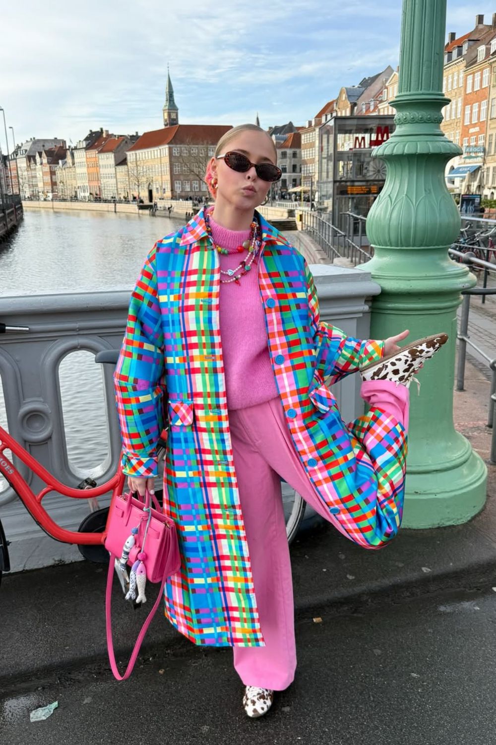 Discover stylish pink bag outfit ideas that prove this playful accessory can be both versatile and chic. From casual denim looks to bold street style, get inspired to style your pink bag with confidence. Pink Coach Bag, Pink Chanel Bag, Pink Tote Bag, Pink Longchamp Bag, Pink Bag Outfit Ideas, Pink Bag Aesthetic, Pink Dior Bag, Pink Crochet Bag, Dior Pink Bag, Hot Pink Bag Outfit, Pink Prada Bag, Pink Tote Bag Outfit, Pink Chanel Bag Outfit, Prada Pink Bag, Pink Gucci Bag Discover stylish pink bag outfit ideas that prove this playful accessory can be both versatile and chic. From casual denim looks to bold street style, get inspired to style your pink bag with confidence. Pink Coach Bag, Pink Chanel Bag, Pink Tote Bag, Pink Longchamp Bag, Pink Bag Outfit Ideas, Pink Bag Aesthetic, Pink Dior Bag, Pink Crochet Bag, Dior Pink Bag, Hot Pink Bag Outfit, Pink Prada Bag, Pink Tote Bag Outfit, Pink Chanel Bag Outfit, Prada Pink Bag, Pink Gucci Bag