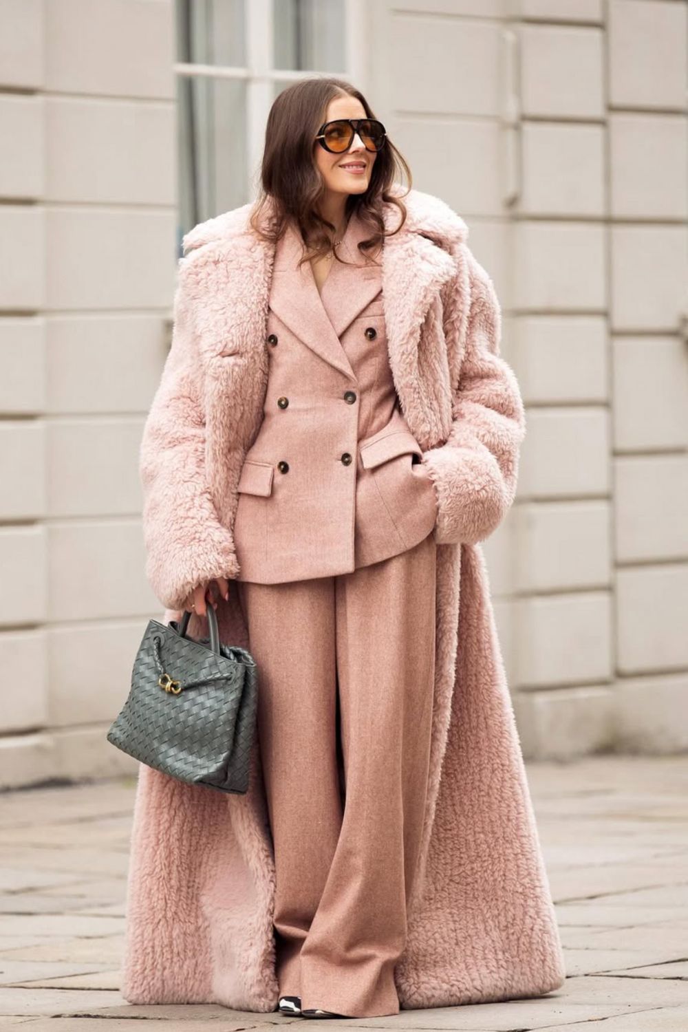 Discover chic Bottega Veneta bag outfit ideas—from casual denim looks to polished evening styles. Get inspired with versatile ways to style woven totes, clutches, and shoulder bags for every occasion. Bottega Veneta Outfit, Bottega Veneta Jodie Bag Outfit, Bottega Veneta Sneakers Outfit, Bottega Veneta Boots Outfit, Bottega Veneta Orbit Sneakers Outfit, Bottega Veneta Andiamo Outfit, Bottega Veneta Hobo Bag Outfit, Bottega Veneta Mini Pouch Outfit, Bottega Veneta Clutch Outfit