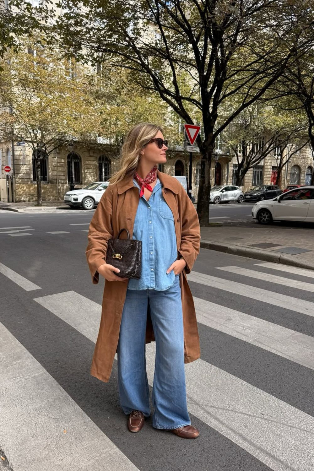 Discover chic Bottega Veneta bag outfit ideas—from casual denim looks to polished evening styles. Get inspired with versatile ways to style woven totes, clutches, and shoulder bags for every occasion. Bottega Veneta Outfit, Bottega Veneta Jodie Bag Outfit, Bottega Veneta Sneakers Outfit, Bottega Veneta Boots Outfit, Bottega Veneta Orbit Sneakers Outfit, Bottega Veneta Andiamo Outfit, Bottega Veneta Hobo Bag Outfit, Bottega Veneta Mini Pouch Outfit, Bottega Veneta Clutch Outfit