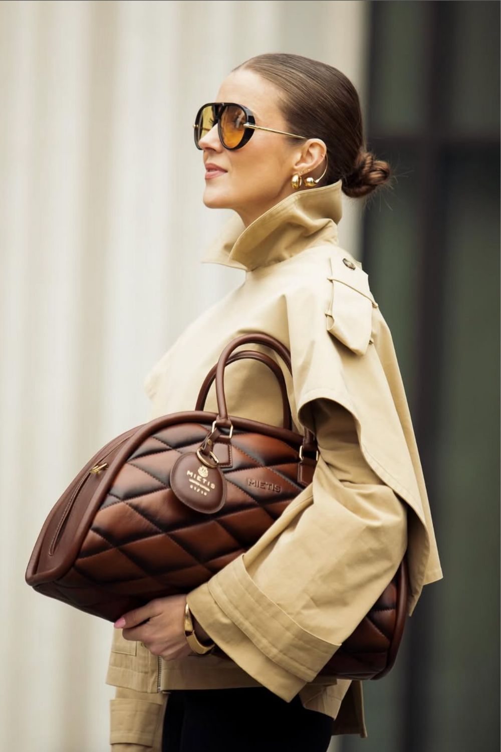 Brown bags are the ultimate wardrobe staple and pair effortlessly with everything from denim to bold statement looks. Get inspired with chic brown bag outfit ideas, including casual street style, cozy layered fits, and polished evening looks. Perfect styling tips for every season! Brown Tote Bag, Dark Brown Bag, Brown Shoulder Bag Outfit, Brown Suede Bag Outfit, Brown Leather Bag Outfit, Coach, Outfit With Brown Bag, Brown Crossbody Bag, Longchamp Bag, Winter, Chocolate Brown, Bucket Bag Brown bags are the ultimate wardrobe staple and pair effortlessly with everything from denim to bold statement looks. Get inspired with chic brown bag outfit ideas, including casual street style, cozy layered fits, and polished evening looks. Perfect styling tips for every season! Brown Tote Bag, Dark Brown Bag, Brown Shoulder Bag Outfit, Brown Suede Bag Outfit, Brown Leather Bag Outfit, Coach, Outfit With Brown Bag, Brown Crossbody Bag, Longchamp Bag, Winter, Chocolate Brown, Bucket Bag