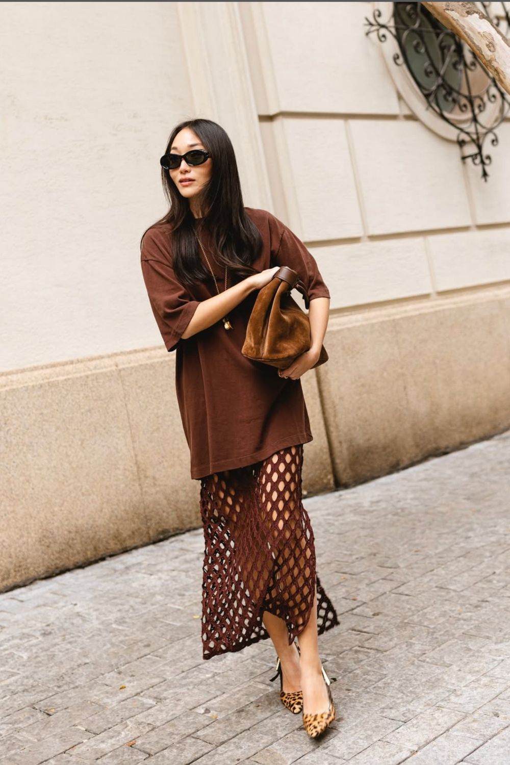 Brown bags are the ultimate wardrobe staple and pair effortlessly with everything from denim to bold statement looks. Get inspired with chic brown bag outfit ideas, including casual street style, cozy layered fits, and polished evening looks. Perfect styling tips for every season! Brown Tote Bag, Dark Brown Bag, Brown Shoulder Bag Outfit, Brown Suede Bag Outfit, Brown Leather Bag Outfit, Coach, Outfit With Brown Bag, Brown Crossbody Bag, Longchamp Bag, Winter, Chocolate Brown, Bucket Bag Brown bags are the ultimate wardrobe staple and pair effortlessly with everything from denim to bold statement looks. Get inspired with chic brown bag outfit ideas, including casual street style, cozy layered fits, and polished evening looks. Perfect styling tips for every season! Brown Tote Bag, Dark Brown Bag, Brown Shoulder Bag Outfit, Brown Suede Bag Outfit, Brown Leather Bag Outfit, Coach, Outfit With Brown Bag, Brown Crossbody Bag, Longchamp Bag, Winter, Chocolate Brown, Bucket Bag